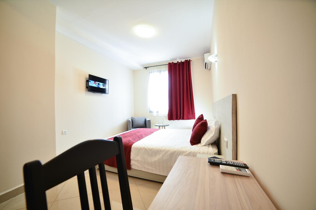 Lova Hotel Antananarivo Bagian luar foto