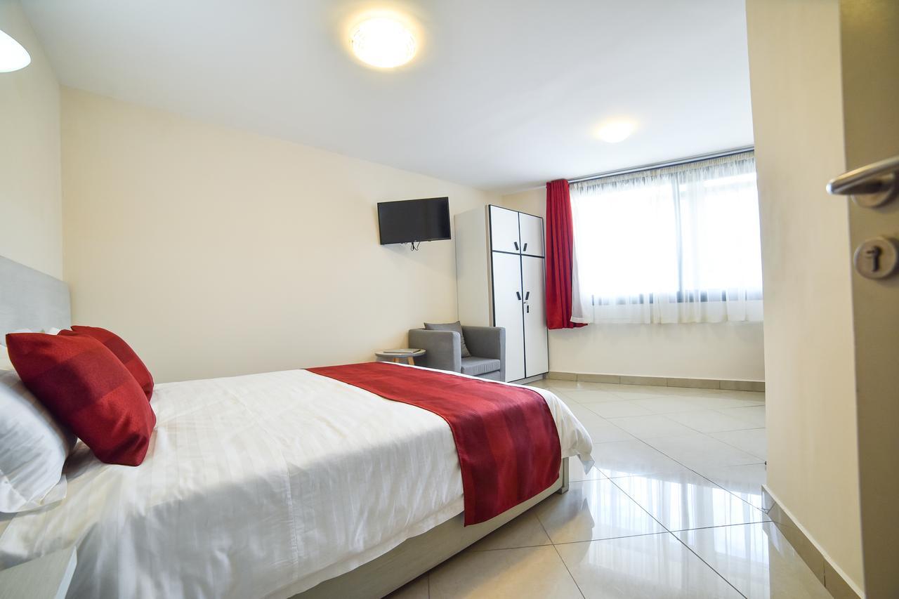 Lova Hotel Antananarivo Bagian luar foto