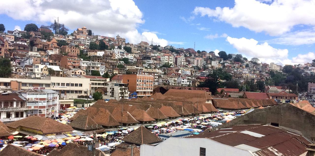 Lova Hotel Antananarivo Bagian luar foto